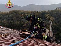 A Vaiano intervento dei vigili del fuoco su un tetto