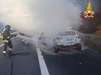 I pompieri spengono l'incendio dell'auto