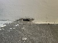 La fessura in cui era nascosto uno dei telefonini