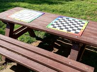 Il giardino rinnovato tavolo con scacchiera