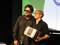Filippo Arlia e Cesare Chiacchiaretta col bandoneon di Astor Piazzolla
