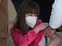 Una bambina mentre si vaccina