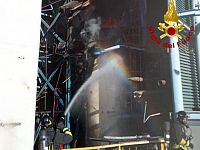 I vigili del fuoco sul luogo dell'incendio