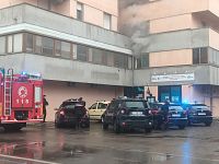 Carabinieri e vigili del fuoco sul luogo dell'incendio