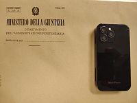 Uno dei telefonini rinvenuti