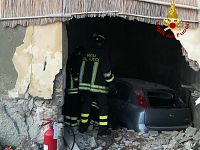 L'auto nell'edificio sfondato