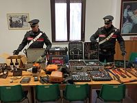 I carabinieri con parte della refurtiva recuperata e sequestrata