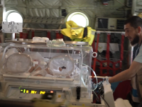 Le operazioni di imbarco sugli aerei dell'Aeronautica Militare