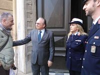 Il comandante della polizia locale dell'Alta Valdera Diana Marconcini con il prefetto di Pisa Francesco Tagliente