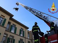 La Befana dei vigili del fuoco all'ospedale pediatrico Meyer di Firenze