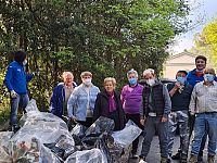 I volontari coi rifiuti raccolti