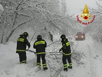 vigili del fuoco al lavoro nella neve