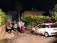 Una delle auto auto incendiate - Foto Gianni Musetti da Facebook