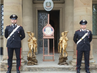 I carabinieri con le statue restituite