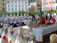 Una panoramica della piazza durante la liturgia
