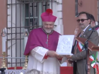 Il vescovo accolto dal sindaco di Massa al suo arrivo in piazza