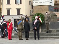 L'omaggio ai caduti in piazza dell'Unità