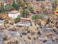I terreni e le case bruciate a Massarosa