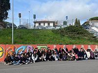 Il murale We Care realizzato dagli studenti con Insanejane