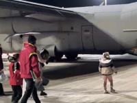 Le operazioni di imbarco sugli aerei dell'Aeronautica Militare