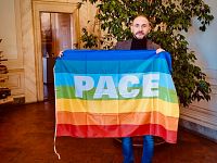 Il sindaco di Campi Bisenzio Emiliano Fossi con la bandiera della pace