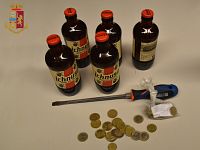 Il cacciavite e le monete con le birre recuperate