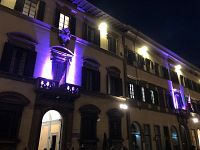 Il Palazzo del Pegaso illuminato di lilla
