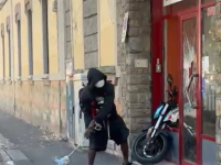 L'uomo in azione a volto coperto