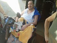 Marco Coffaro sulla sedia a rotelle che aveva precedentemente, oggi inadatta alla sua invalidità 