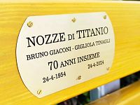 La targa sulla panchina dedicata a Gigliola e Bruno