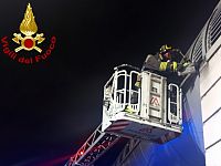 I vigili del fuoco al lavoro sul viadotto