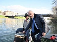 Il presidente Giani con la Befana sull'Arno