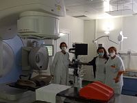 Il nuovo macchinario con il personale della radioterapia di Lucca