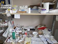 Parte di quanto trovato nell'ambulatorio abusivo