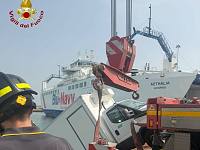 Il camion in bilico sulla banchina