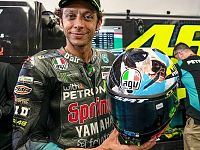 Valentino Rossi e il casco-omaggio al Mugello (foto da Fb)