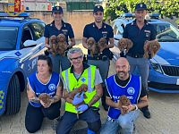 Agenti della Polstrada con i cuccioli salvati