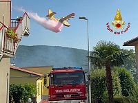 Il canadair in azione per l'incendio a Castell'Azzara