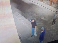 I vandali ripresi dalle telecamere nell'immagine diffusa dai carabinieri