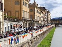 La manifestazione pacifista sui lungarni a Firenze