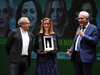 Cristina Manetti riceve il premio Mario Celli e Silvio Gigli. A destra il presidente Giani