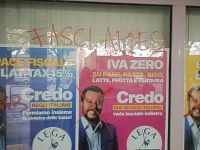 Le vetrine vandalizzate alla sede della Lega a Firenze