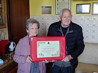 Assuntina Lunardi e Romano Ricotti con la pergamena per i loro 60 anni di matrimonio