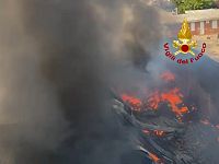 Il capannone divorato dalle fiamme