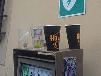 Bicchieri di plastica lasciati su un defibrillatore in Santo Spirito