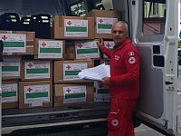 volontario croce rossa carica i farmaci sul mezzo di trasporto