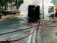 L'autobus distrutto dalle fiamme