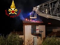 L'incendio al tetto della palazzina e l'intervento dei vigili del fuoco