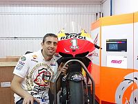 Brunetti nel 2013 con la moto vincitrice del mondiale di Marquez