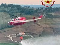 L'elicottero dei vigili del fuoco sul luogo dell'incendio